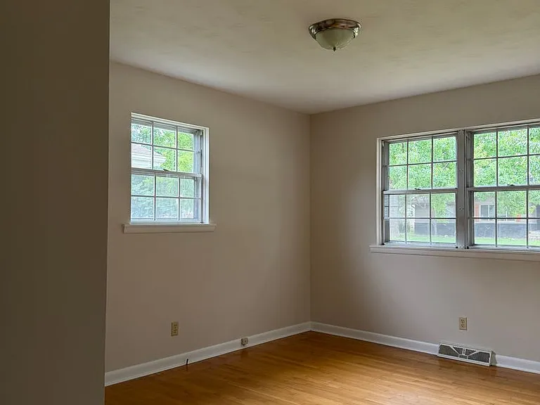 2828 S Stewart Ave — Photo 7