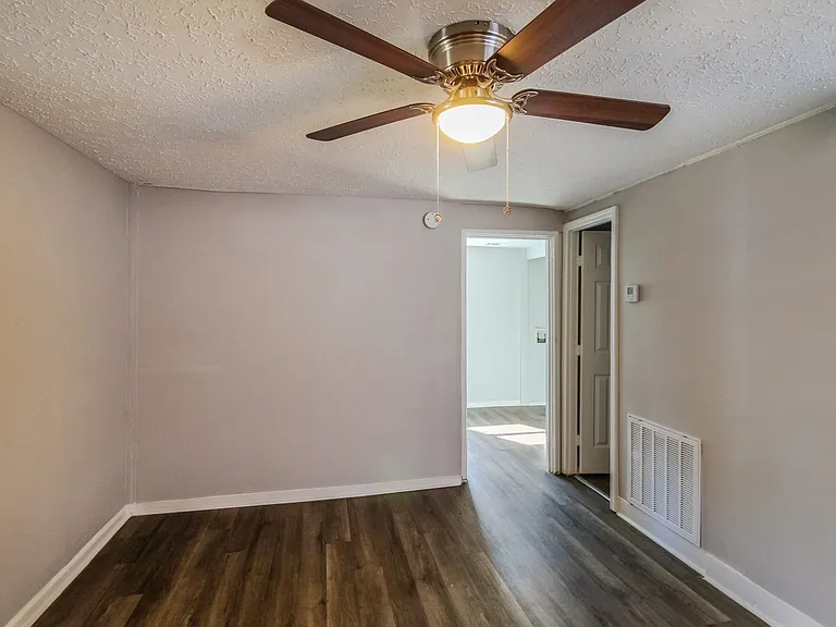 1871776_019_living_room_13585811.jpg