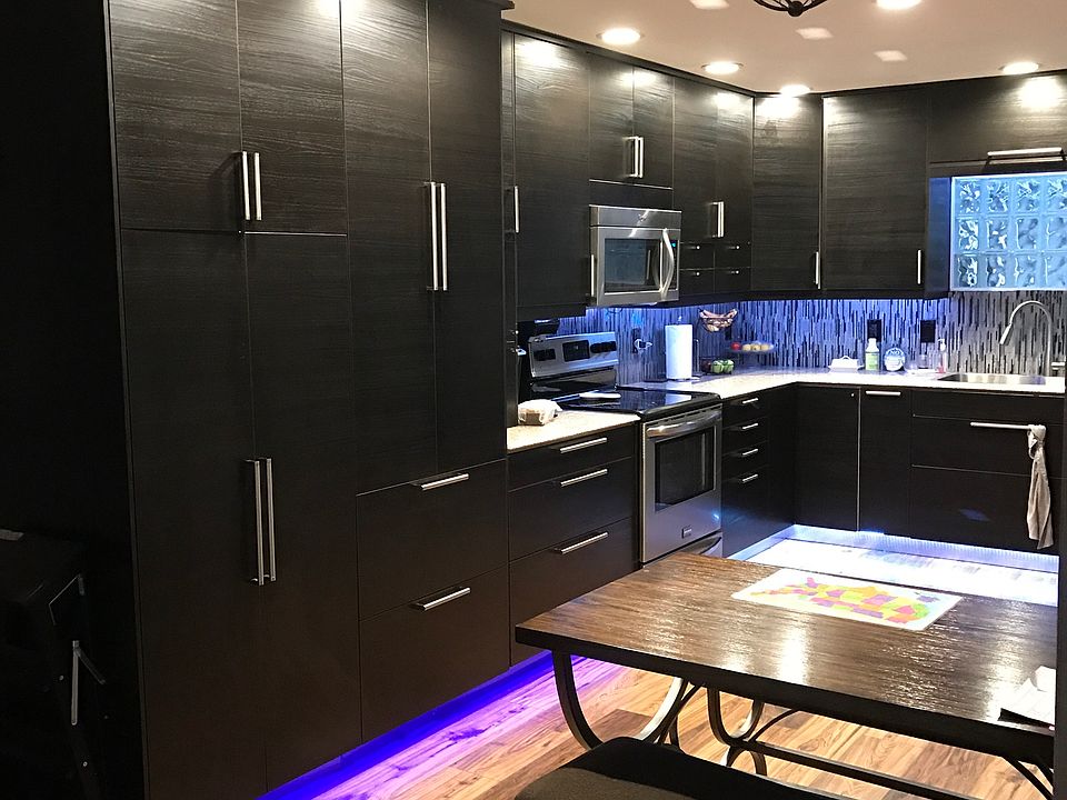 Updated kitchen with great s