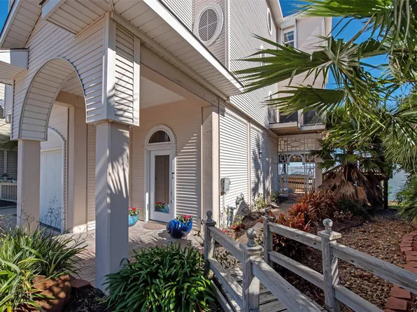 1306 Outrigger St, Tiki Island, TX 77554