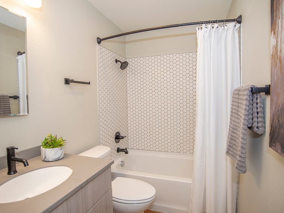 1st image of 831 S Lincoln St APT 301