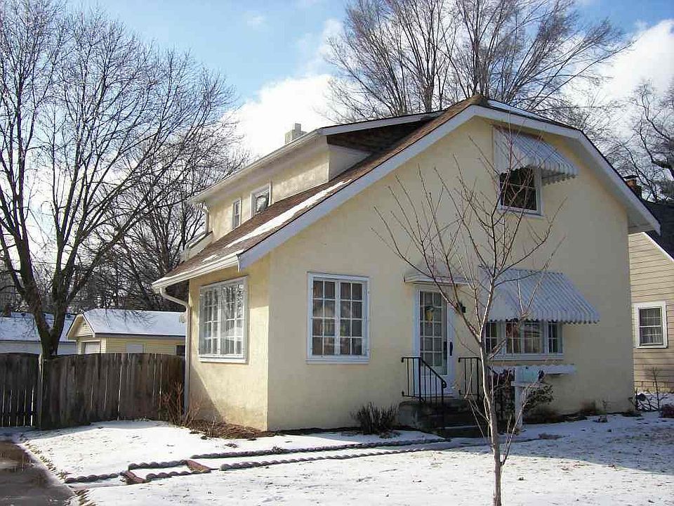 Fully fenced corner lot!