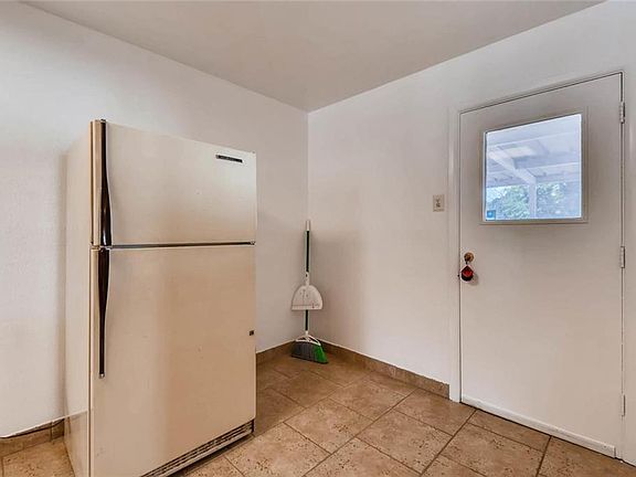 4th image of 2557 Glenfield Ave