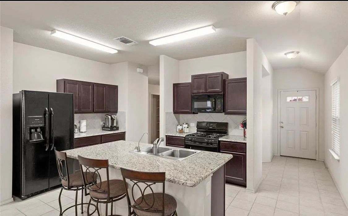 4 bed, 1647 sqft, $1,900 — Photo 3
