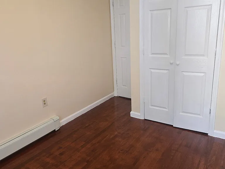 E 181st St — Photo 21
