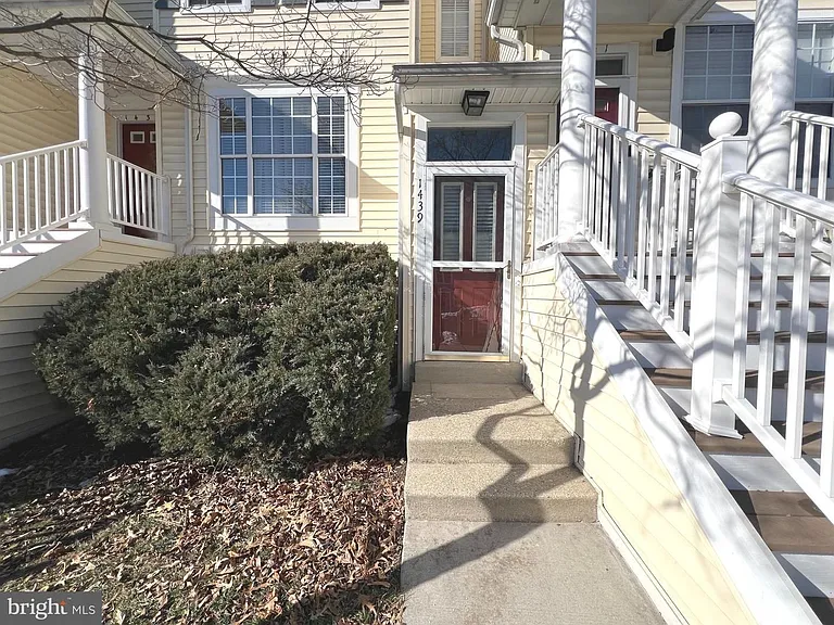 1439 Nestlewood Ct — Photo 3