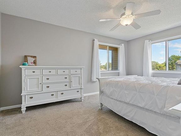 3rd image of 2324 Londin Ct E