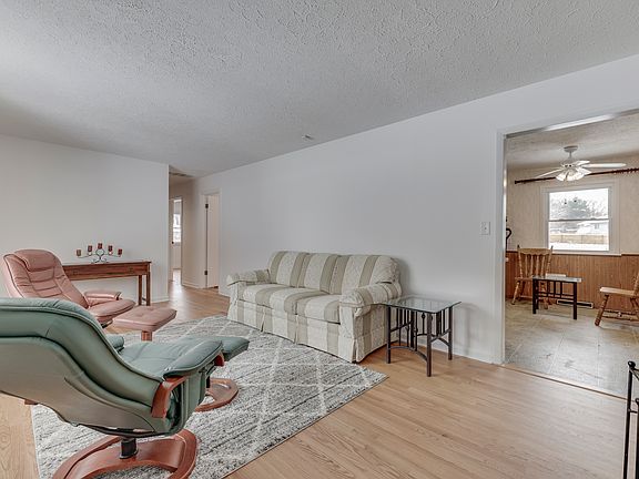 3rd image of 4555 Blackstone Dr
