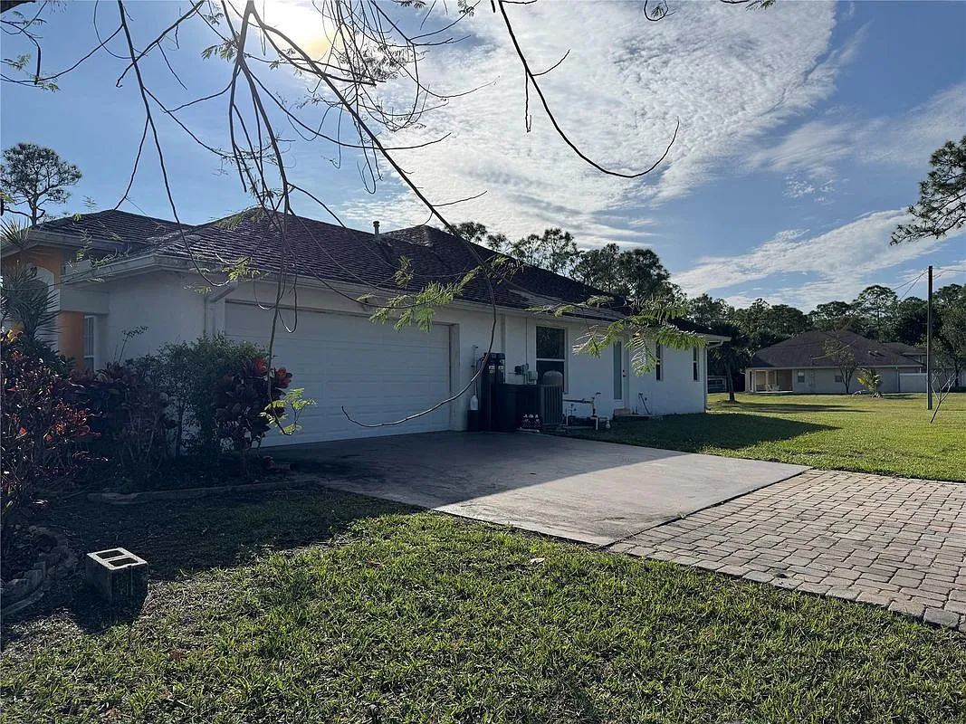 3 bed, 2.0 bath, 2403 sqft, $4,000 — Photo 3