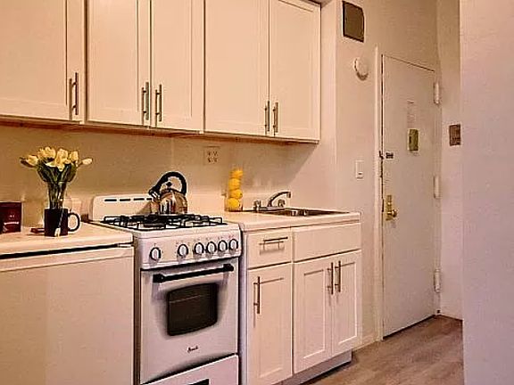 5th image of 218 E 6th St