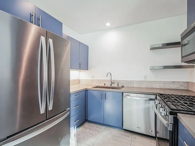671 S. Riverside Drive — Photo 4