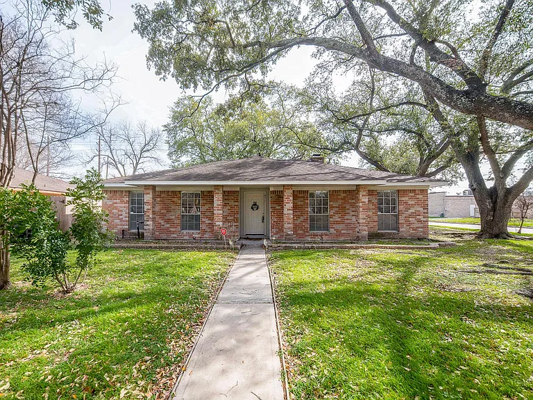 451 Gentilly Dr — Photo 1