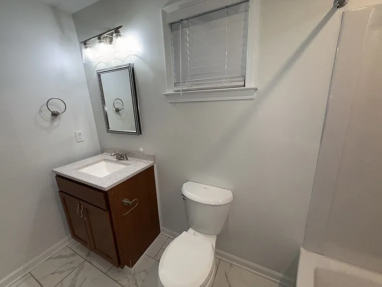 212 Romney St — Photo 14