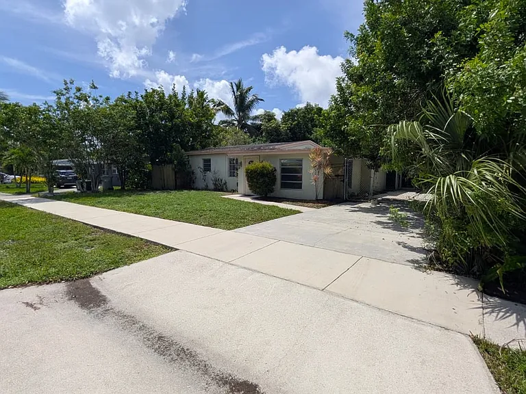 1448 NE 27th Ct — Photo 3