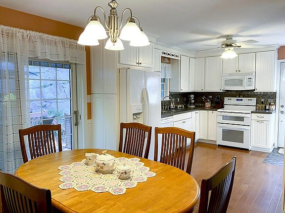 4th image of 8R Blackstone St