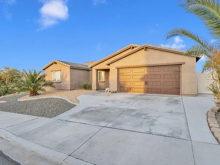 2212 Falcon Dr — Photo 2