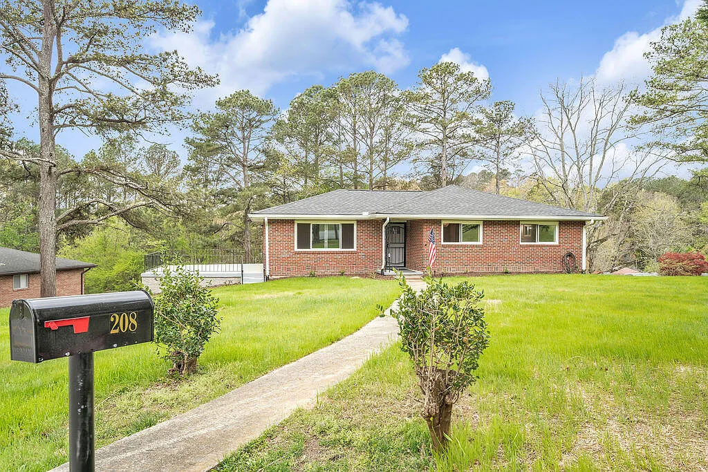 208 Hilltop Dr photo 1