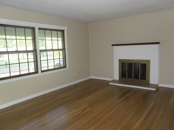 2nd image of 1113 Woodcrest Dr