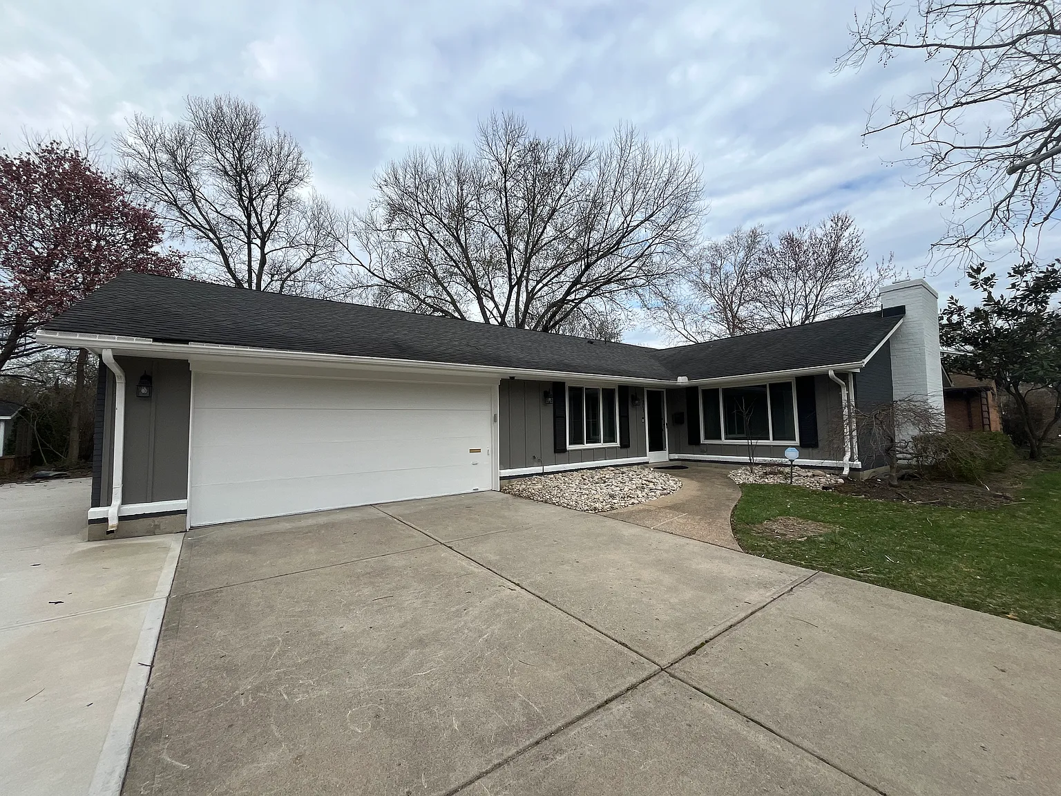 301 S Village Dr — Photo 2