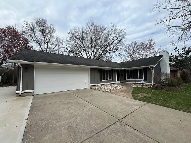 301 S Village Dr — Photo 2