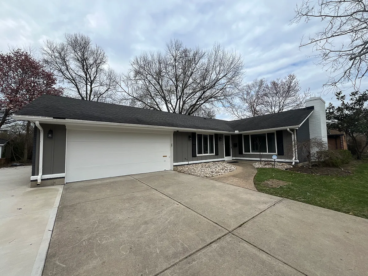 Building Photo - 301 S Village Dr