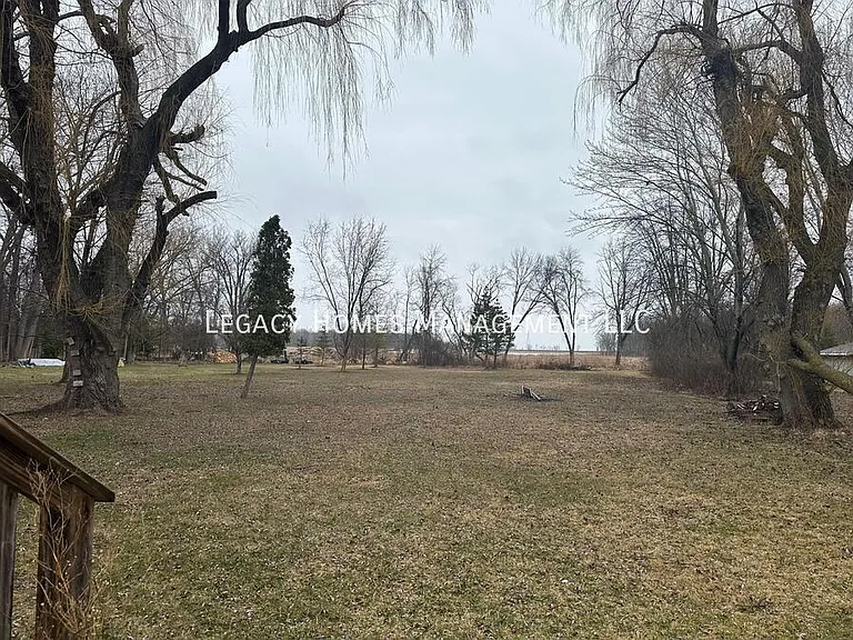 962 Lakeview Dr — Photo 2