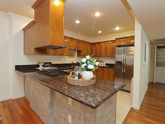 4th image of 3855 Ingraham St APT 204