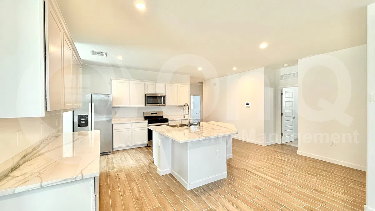 4 bed, 2.0 bath, 2000 sqft, $2,399 — Photo 4