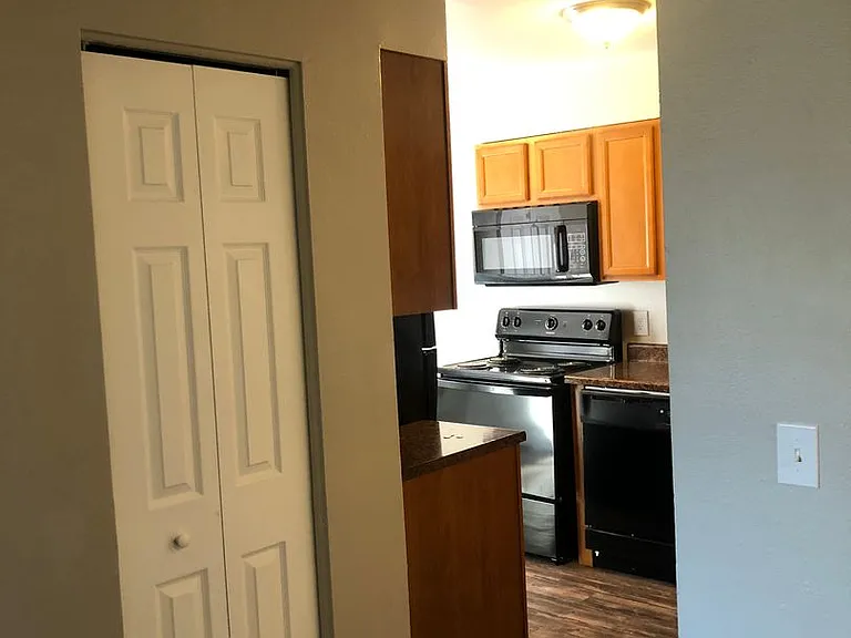 Top Unit Available! 2 Bed 1 Bath Condo — Photo 6