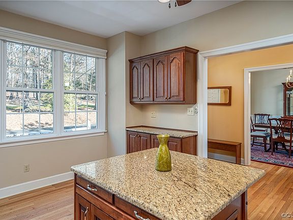 5th image of 305 Dogleg Dr