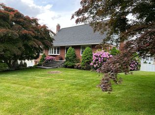 7 Brentwood Dr, Pleasantville, NY 10570
