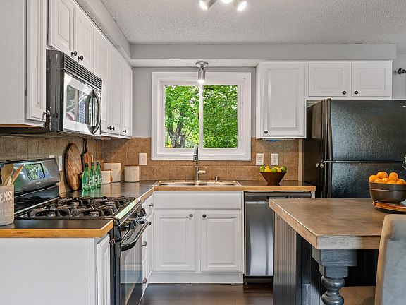 4th image of 2861 Essex Rd