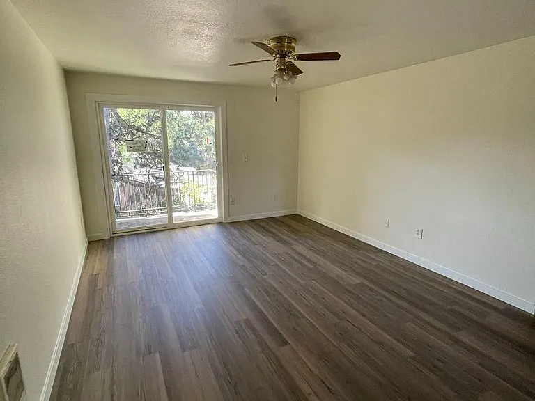13410 SE Powell Blvd #9 — Photo 2