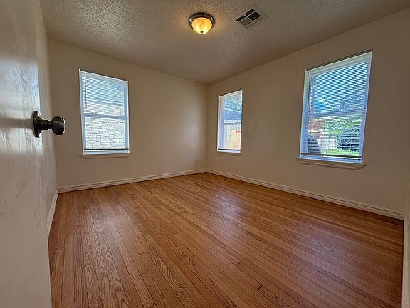 5th image of 2104 Andover Ct