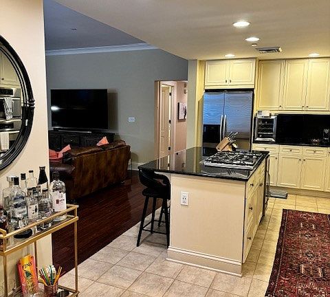 Chef's kitchen with gas-range