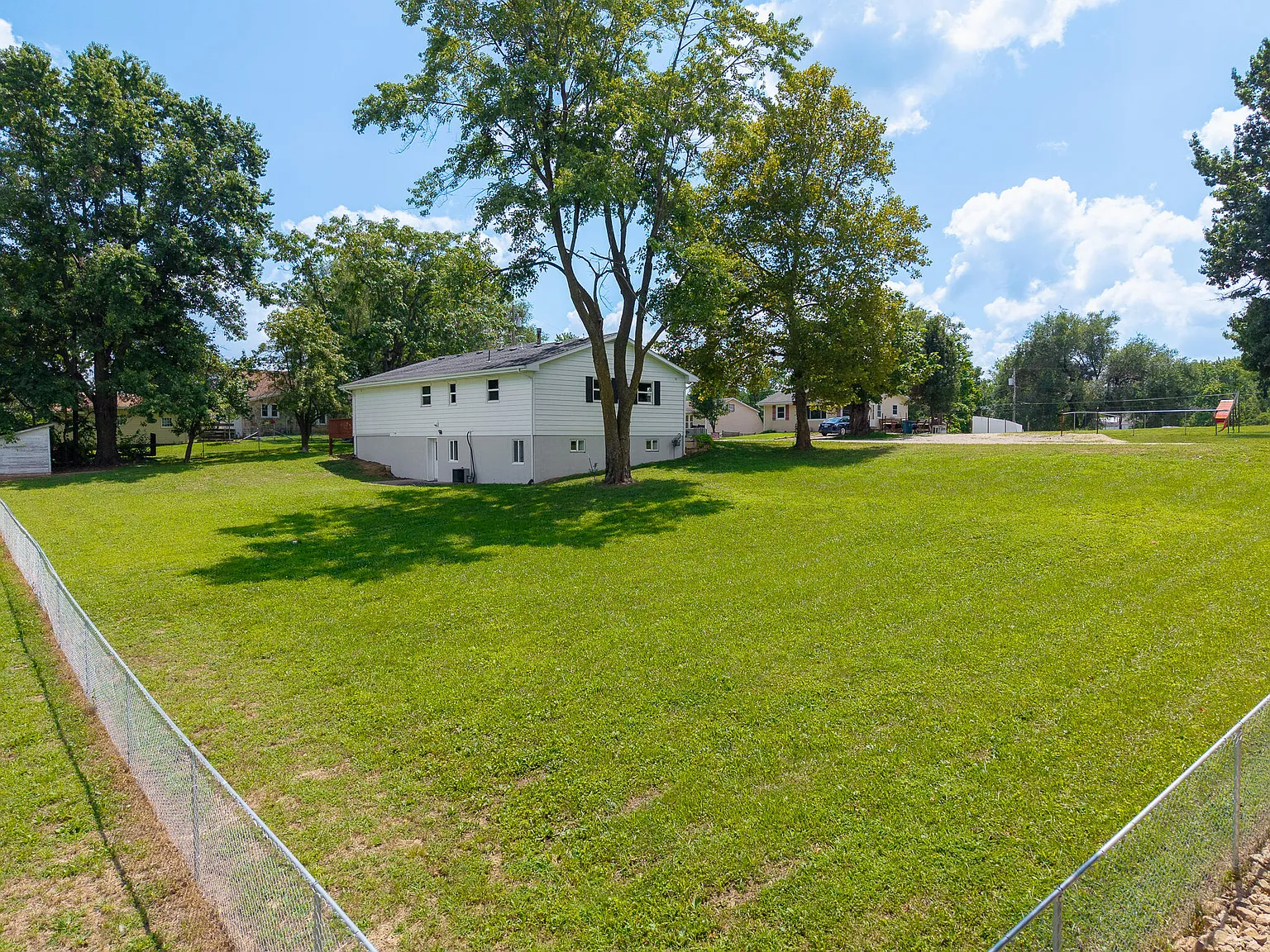4 bed, 2.0 bath, 2630 sqft, $2,000 — Photo 3