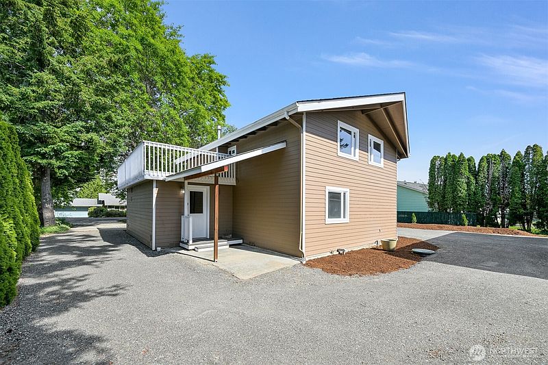 4th image of 8141 Comox Road W