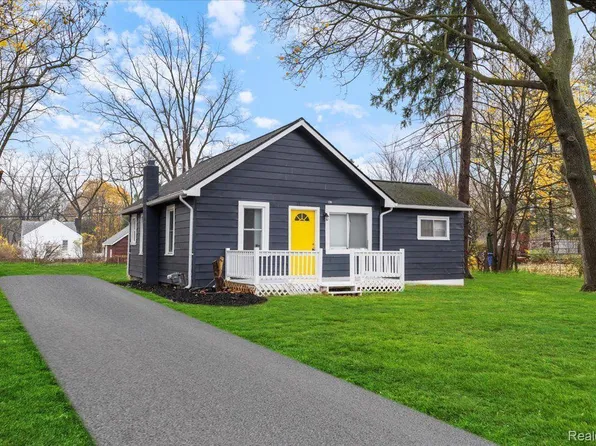 110 Starr Ave, Waterford, MI 48328