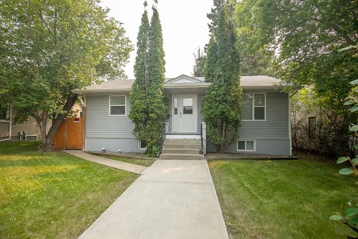 Beautiful Bungalow In Michener Hill! LARGE detached Garage! — Photo 2