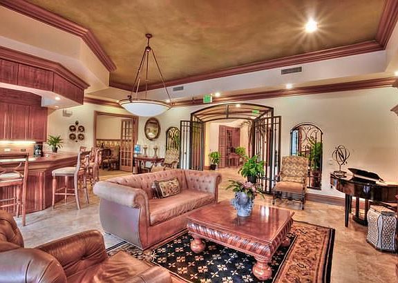 3rd image of 818 Villa Cir