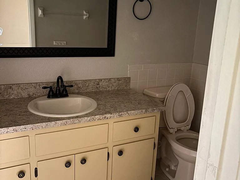1084 Pelham Ct — Photo 15