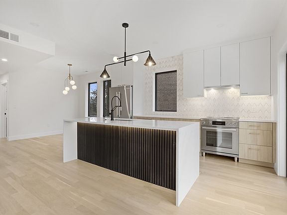 4th image of 14 Bonair St #14
