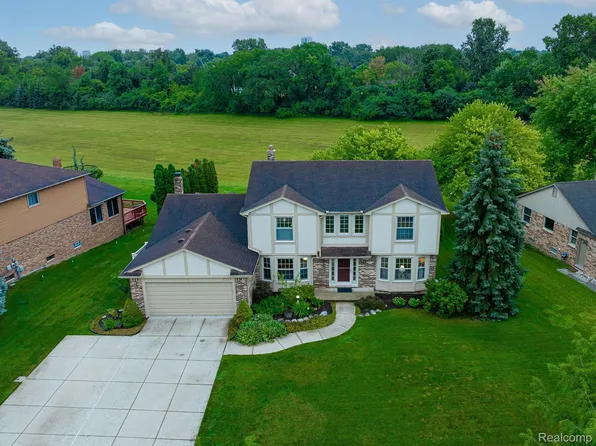 1315 Fountain Dr, Troy, MI 48098