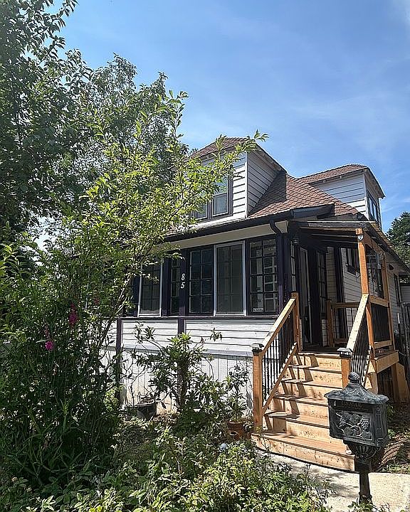1st image of 85 NW Roosevelt St