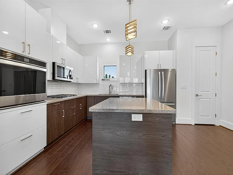 2401 Crawford St #C3D — Photo 17