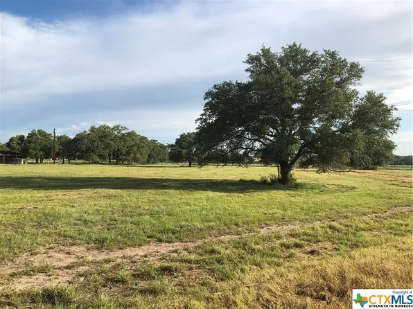 2 Pvt #1671, Hallettsville, TX 77964