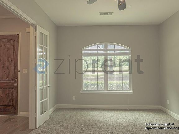 4th image of 527 W Royal Ln