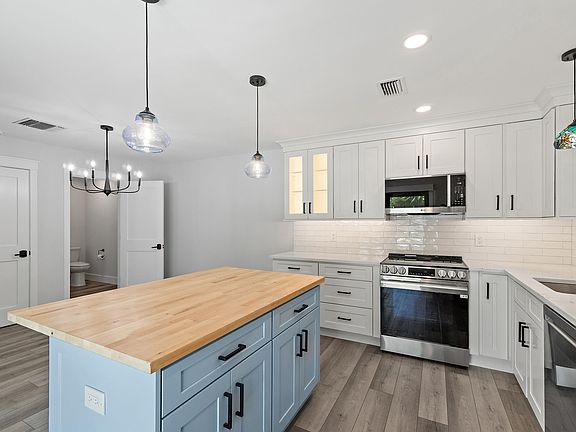 4th image of 141 E Riverside Drive #6A