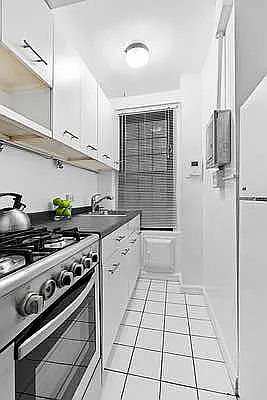 5th image of 102 E 22nd St APT 2D