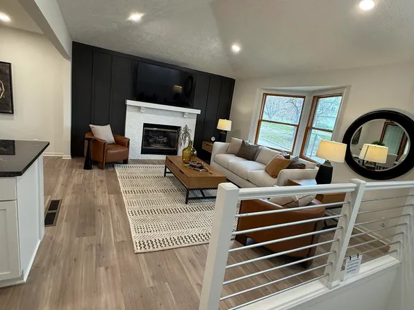 14824 Hillside Plz, Omaha, NE 68154